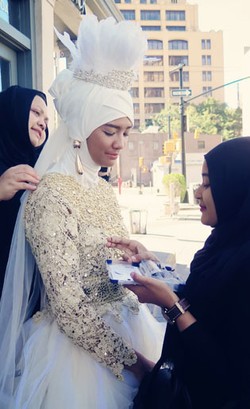 Intip di Belakang Layar Sarah Azka Pose Pakai Gaun Anniesa Hasibuan di NY