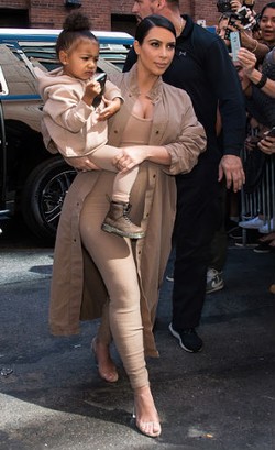 Selain Kim Kardashian & North West, Ibu-Anak Stylish Ini Juga Eksis di NYFW