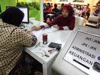 Warga Ramai-ramai Cairkan JHT