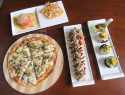 Osakamaru: Lezatnya Niku Karai Pizza dan Kuro Unagi Burger dengan Lelehan Keju