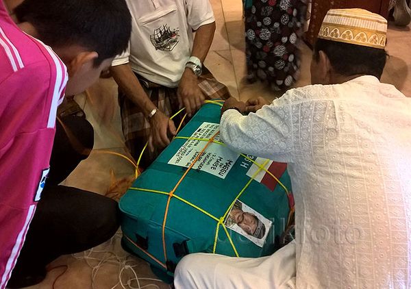 Jemaah Haji Bongkar Koper Demi 32 kg