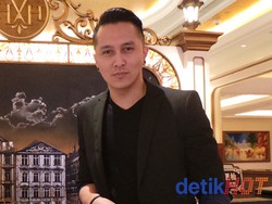 Kenapa Demian Selalu Tampil Serba Hitam? Ini Alasannya!