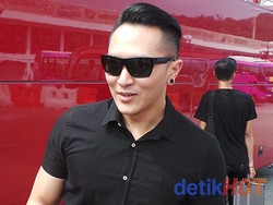 Sibuk Main Sulap, Demian Baru Selesaikan Kuliah Setelah 10 Tahun