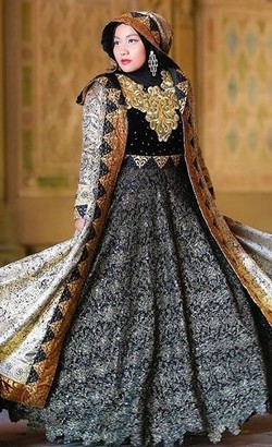 Foto: Anniesa Hasibuan Glamour dengan Batik Prada di Central Park, NY