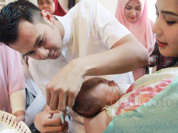 Ini Suasana Pemotongan Rambut Putra Raffi dan Nagita