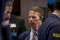 Wall Street Turun 1% Lebih