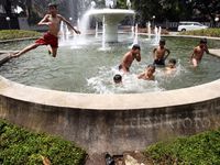 Mandi di Kolam Air Mancur Menteng