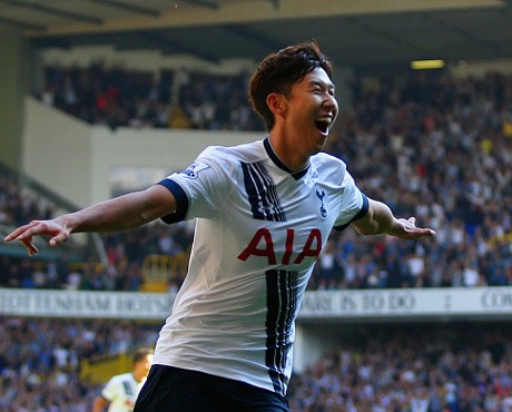 Son Mengambil Panggung di White Hart Lane