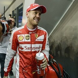 Vettel Enggan Coret Mercedes Meski Start Kurang Oke