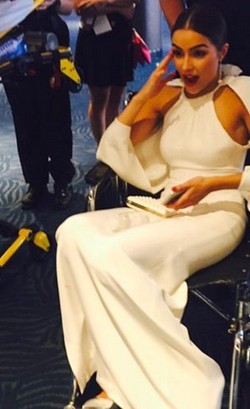 Olivia Culpo Hampir Pingsan Saat Jalan di Karpet Merah Emmy Awards