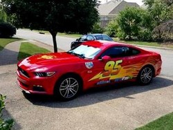 Sayang Anak, Ayah Modif Mustang Jadi Lightning McQueen