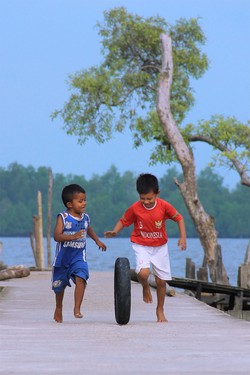 Bermain ban dengan sahabat