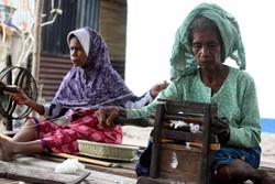 Mengintip Pembuatan Tenun Ikat Tradisional Khas NTT