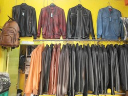 Pacar Hobi Naik Motor, Belikan Oleh-oleh Jaket Kulit Asli Garut