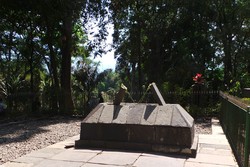 Misteri Batu Nisan yang Merunduk di Garut