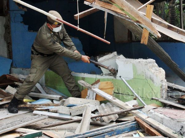 Bangunan Liar di Pondok Pinang Dibongkar