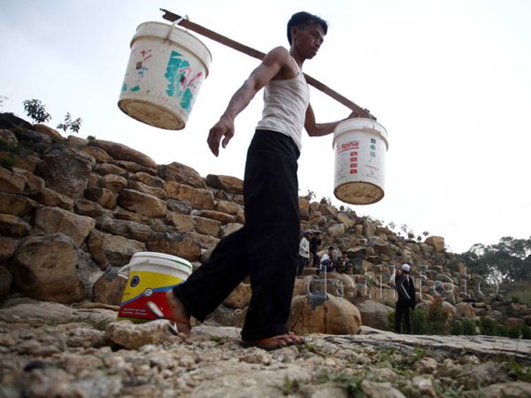 Kekeringan, Warga Cijayanti, Bogor Kesulitan Air