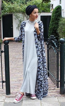 Foto: Padu Padan Outerwear Panjang ala Hijabers Belanda, Saara