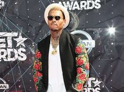 Wanita Ini Klaim Didorong Keluar Bus oleh Chris Brown Hingga Luka-luka