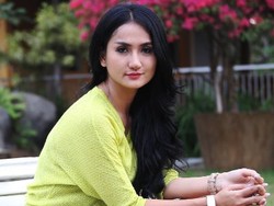 Mandi di Lokasi Syuting, Tengku Dewi Kaget Direkam Kamera Nakal