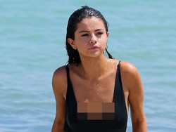 Pakai Baju Renang Seksi, Selena Gomez Pamer Tato Spiritual di Paha