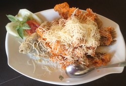 Waroeng Ulah Gurameh: Krenyes Gurih Gurame Goreng Bertabur Keju