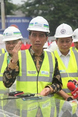 Resmikan Bor Raksasa MRT, Jokowi: Pengamat Itu Sering Nakut-Nakutin