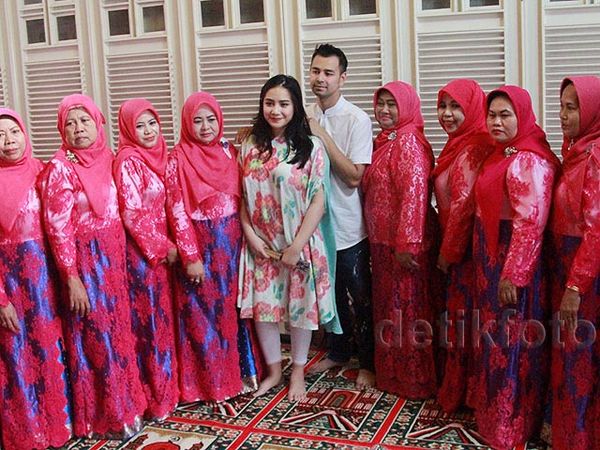 Nagita Slavina Cantik Berbunga di Syukuran Akikah Rafathar