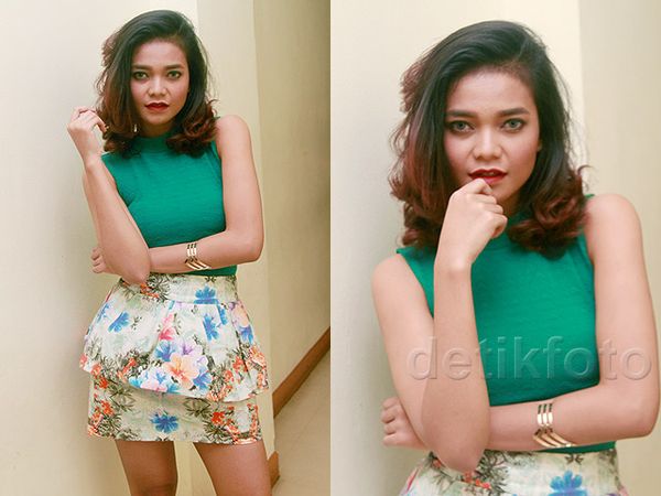 Gaya Citra Skolastika dengan Rok Mini Floral