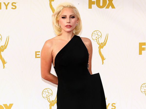 Lady Gaga Elegan Bergaun Hitam di Emmy Awards 2015