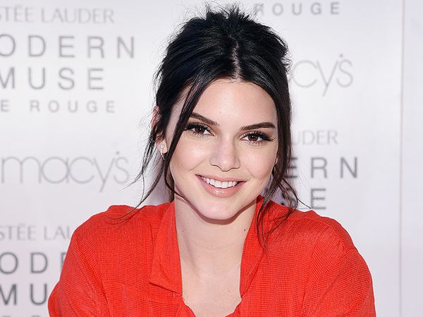 Berbaju Merah Menyala, Kendall Jenner Cantik Banget!