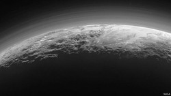 Gambar Terbaru Ungkap Cakrawala Pluto