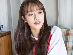 Acungkan Jari Tengah di Foto, Member Girlband Ini Dikecam