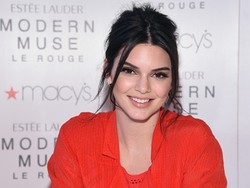 Tindik Payudara, Kendall Jenner Sempat Ketakutan