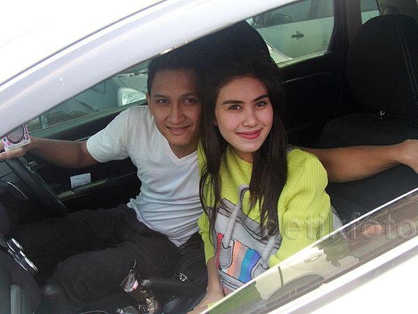 Aww, Syahnaz dan Juan Christian Mesra di Mobil