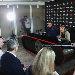 Gaya Van Gaal Tangani Konferensi Pers Dipuji Fergie