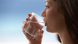 Minum Air Bisa Atasi Sembelit dan Turunkan Berat Badan