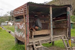 Beginilah Bentuk Wartel di Pedalaman Papua