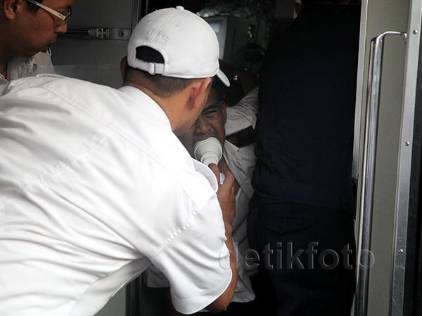 Petugas Berupaya Evakuasi Masinis yang Terjepit