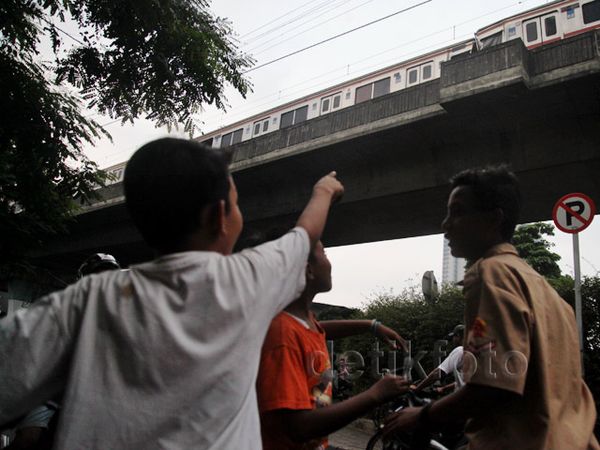 Dua Kereta yang Berbenturan Jadi Tontonan