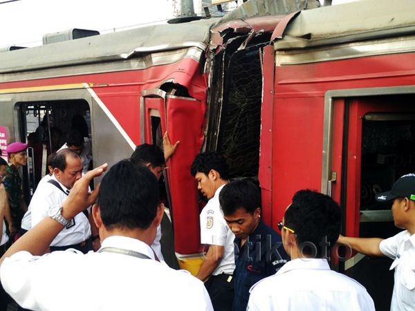 Dua Kereta Berbenturan di Stasiun Juanda