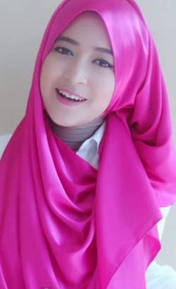 Tutorial Hijab Menutup Dada dengan Scarf Satin untuk ke Acara Wisuda