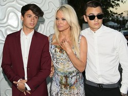 Ini Alasan Pamela Anderson Jauhkan Anak-anaknya dari Sorotan Media