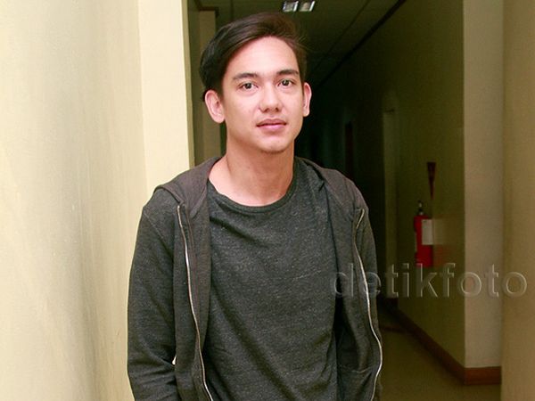 Girls, Adipati Dolken Tetap Kece Bergaya Kasual