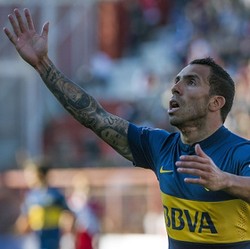Tevez Penuhi Janji, Jenguk Pemain yang Patah Kaki akibat Tekelnya