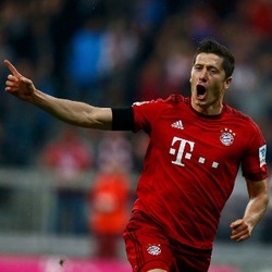 Lewandowski Selfie Bareng Istri Setelah Lima Gol Gila