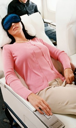 8 Tips Tidur Nyenyak Selama Perjalanan di Pesawat