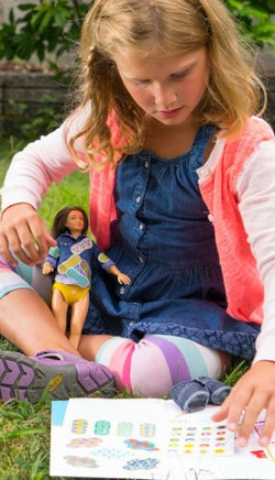 Uniknya Ketika Barbie Pakai Pembalut Wanita