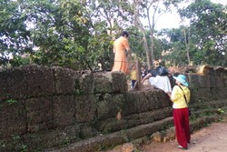 Turis Tiongkok Nakal, Panjat Tembok Candi Berusia Ratusan Tahun