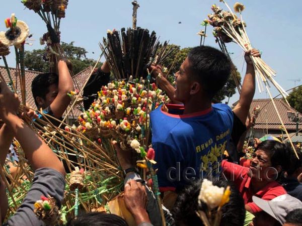 Warga Serbu Gunungan Grebek Besar Kraton Yogyakarta